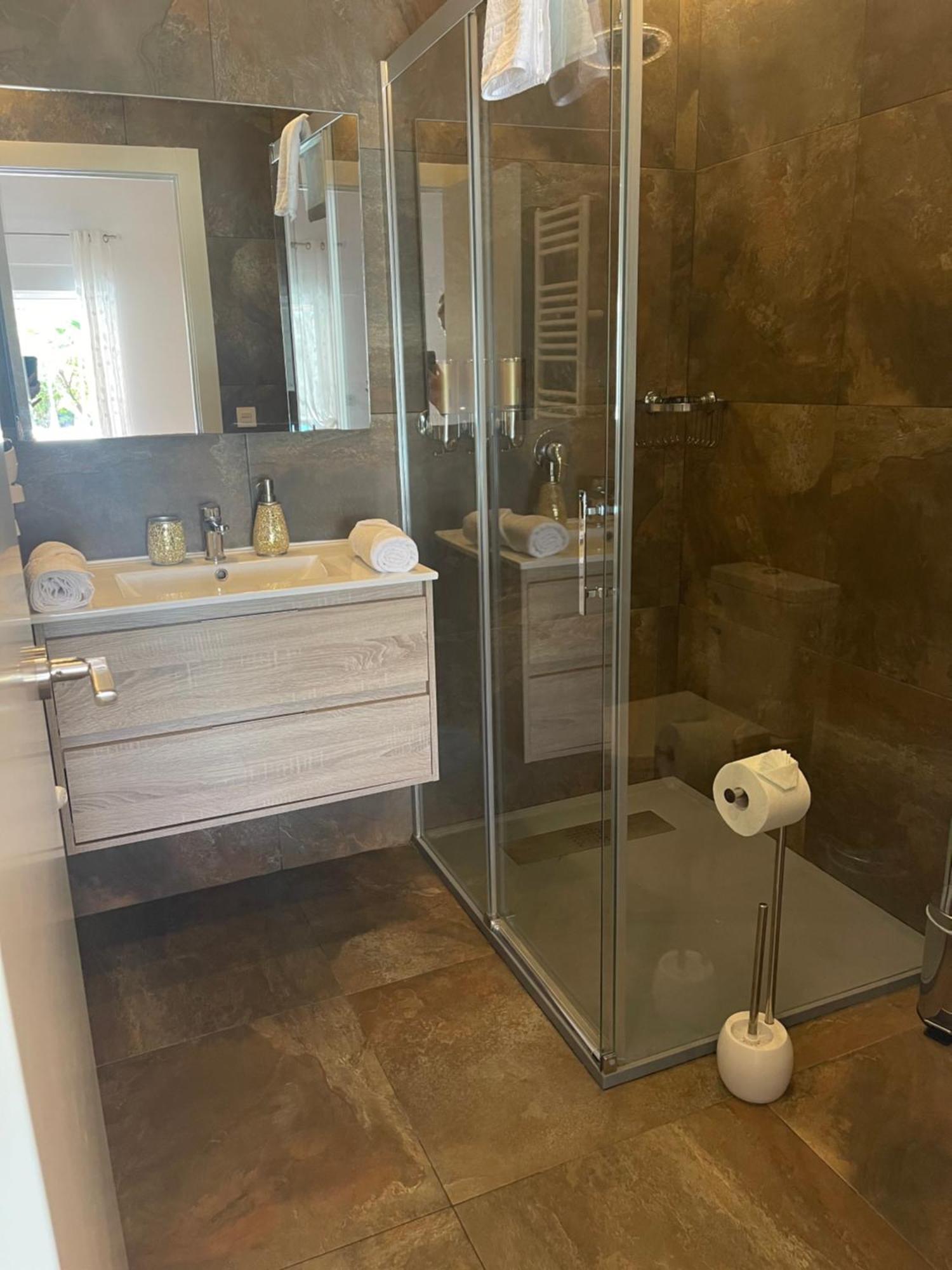 Suite Privada Frente A La Piscina Para 2 Personas Con Sofa Cama Para 2 Mas 4P No Es Casa Completa San Vicente Raspeig ภายนอก รูปภาพ