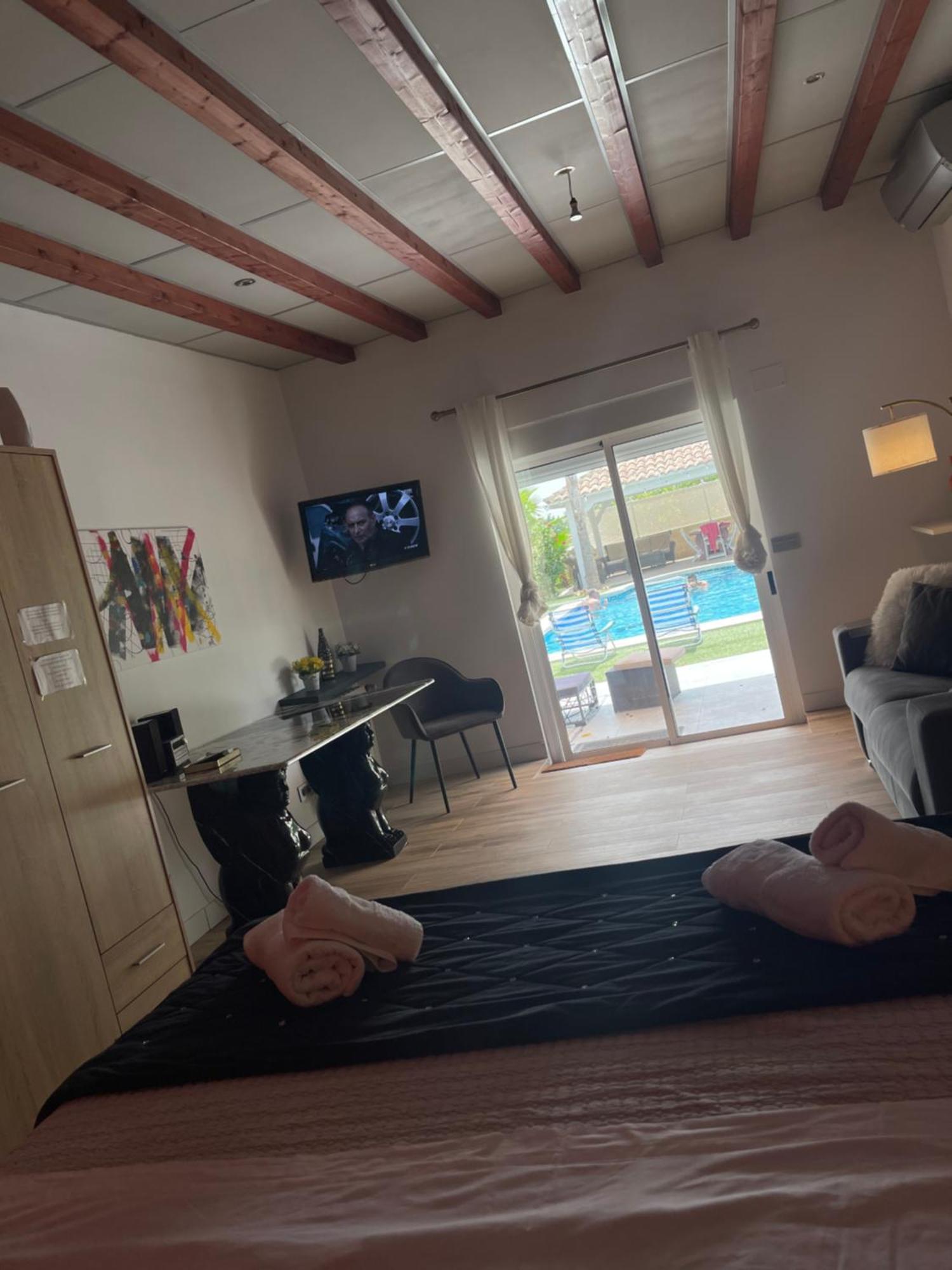 Suite Privada Frente A La Piscina Para 2 Personas Con Sofa Cama Para 2 Mas 4P No Es Casa Completa San Vicente Raspeig ภายนอก รูปภาพ