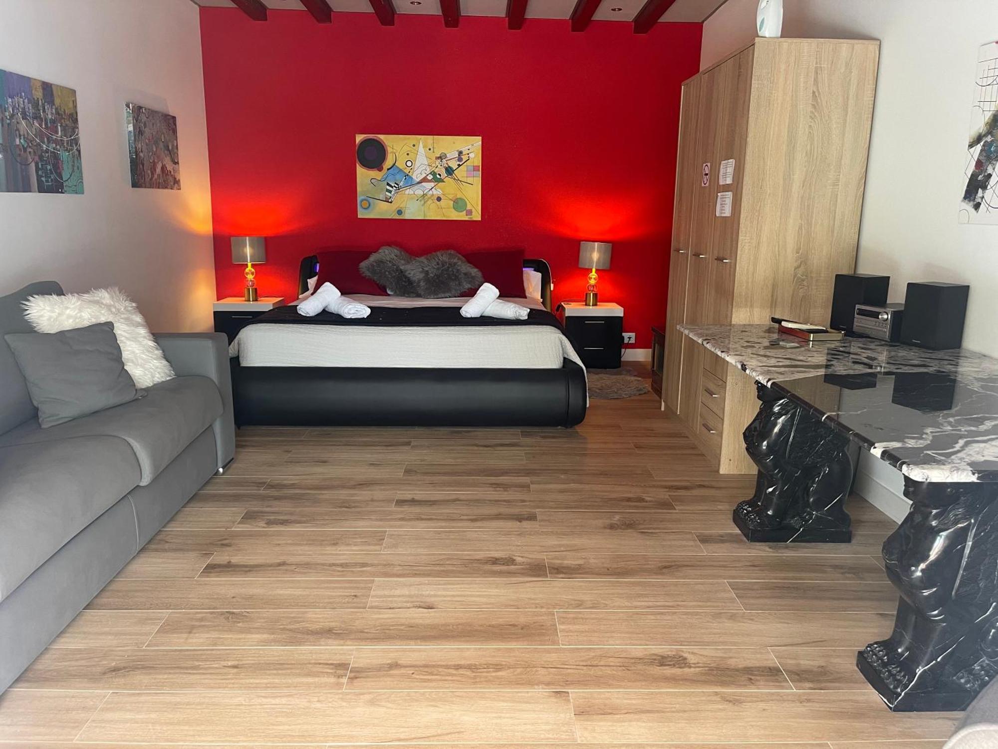 Suite Privada Frente A La Piscina Para 2 Personas Con Sofa Cama Para 2 Mas 4P No Es Casa Completa San Vicente Raspeig ภายนอก รูปภาพ